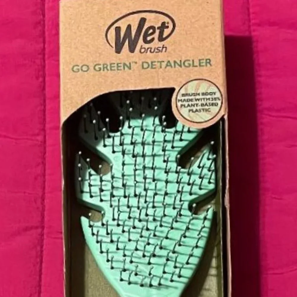 NEW WET BRUSH GO GREEN DETANGLER W/ INTELLIFLEX BRISTLES = LESS PAIN & BREAKAGE